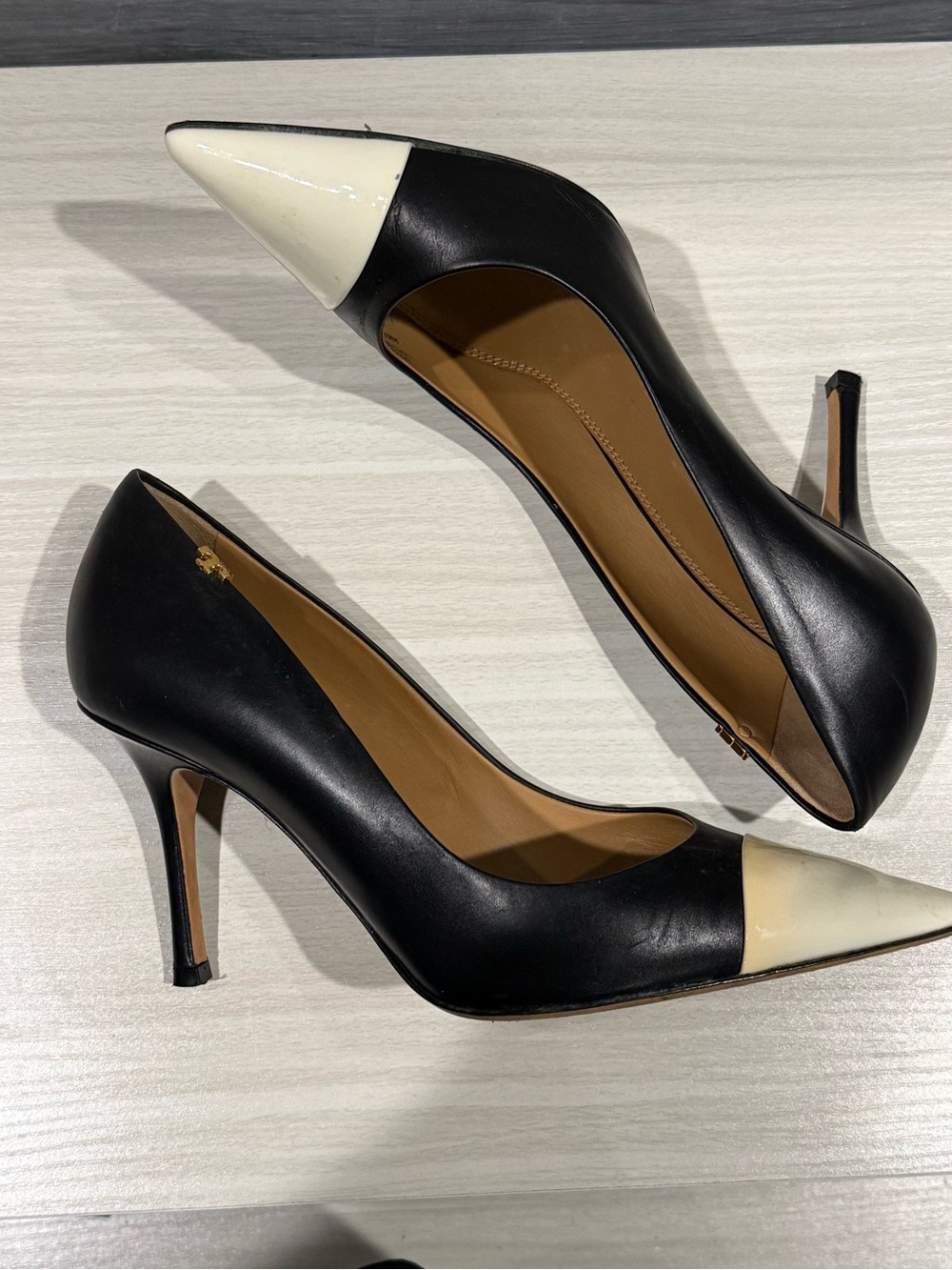 Tory Burch Black and Cream Pointed Toe Leather Pumps - Picture 7 of 8
